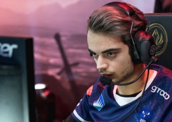 Dumbledoge rời SuperMassive do bị kỳ thị đồng tính và thường xuyên bị xúc phạm