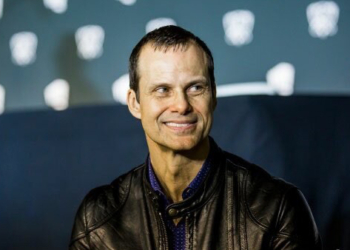 Riot Needham: “Chúng tôi muốn những người hâm mộ của mình có thể tận mắt theo dõi những tuyển thủ mà họ hâm mộ thi đấu và đó là một trải nhiệm không thể tách rời