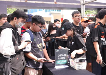 Vòng Chung Kết VCS 2024 Mùa hè: Không khí sôi động bên ngoài nhà thi đấu Nguyễn Du