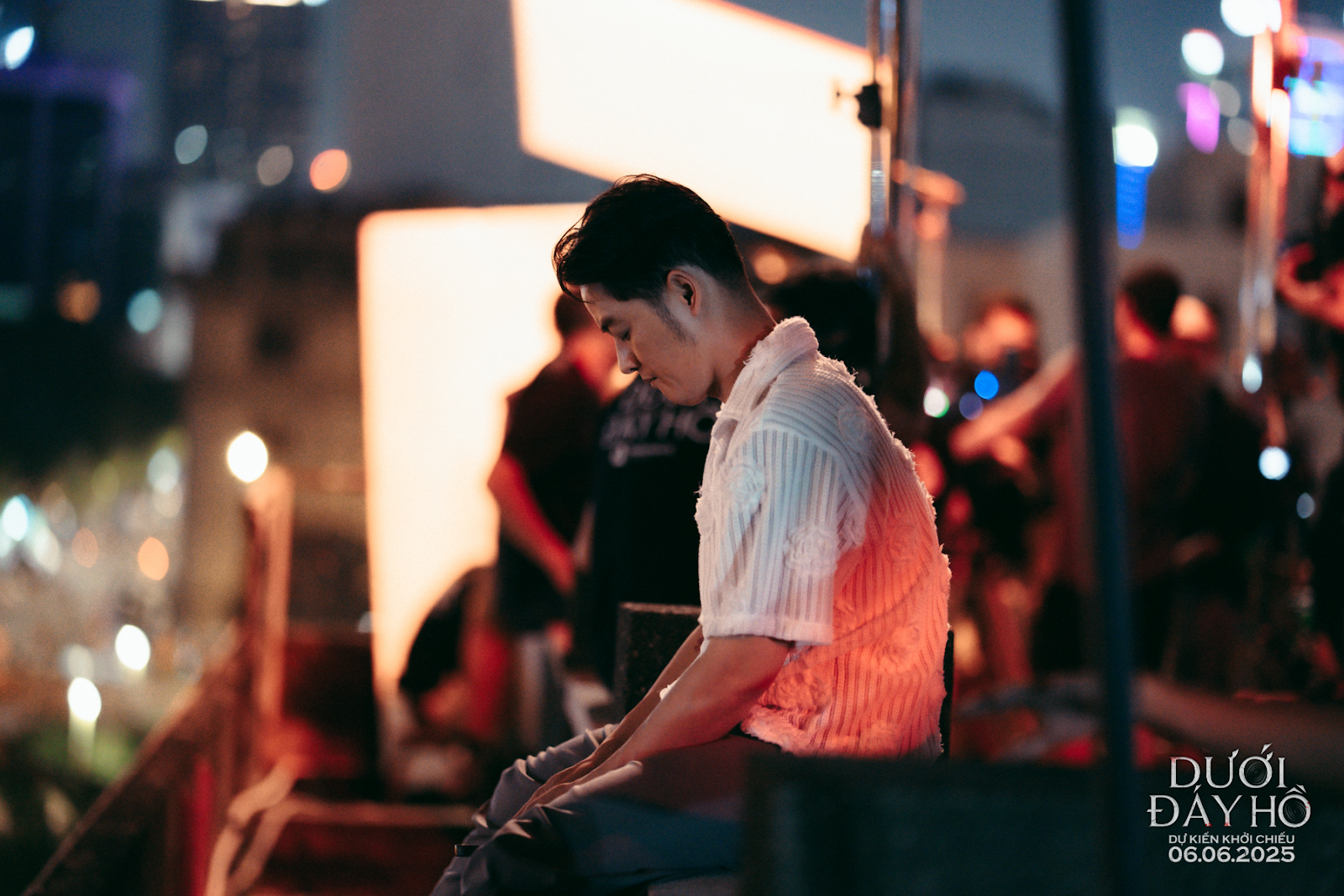 Tắc kè hoa Thanh Duy đắm mình sống một cuộc đời mới trong Dưới Đáy Hồ