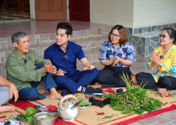 “Về Quê Làm Giàu” Tập 13: Nghệ sĩ “xanh mặt” với trầu, cười ngất vì kẹo cu đơ, hết mình với nghêu Hà Tĩnh