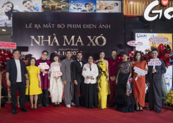 Vừa hóa cô gái bán rau, Vân Trang diện áo yếm khoe vai trần trên thảm đỏ ra mắt Nhà Ma Xó