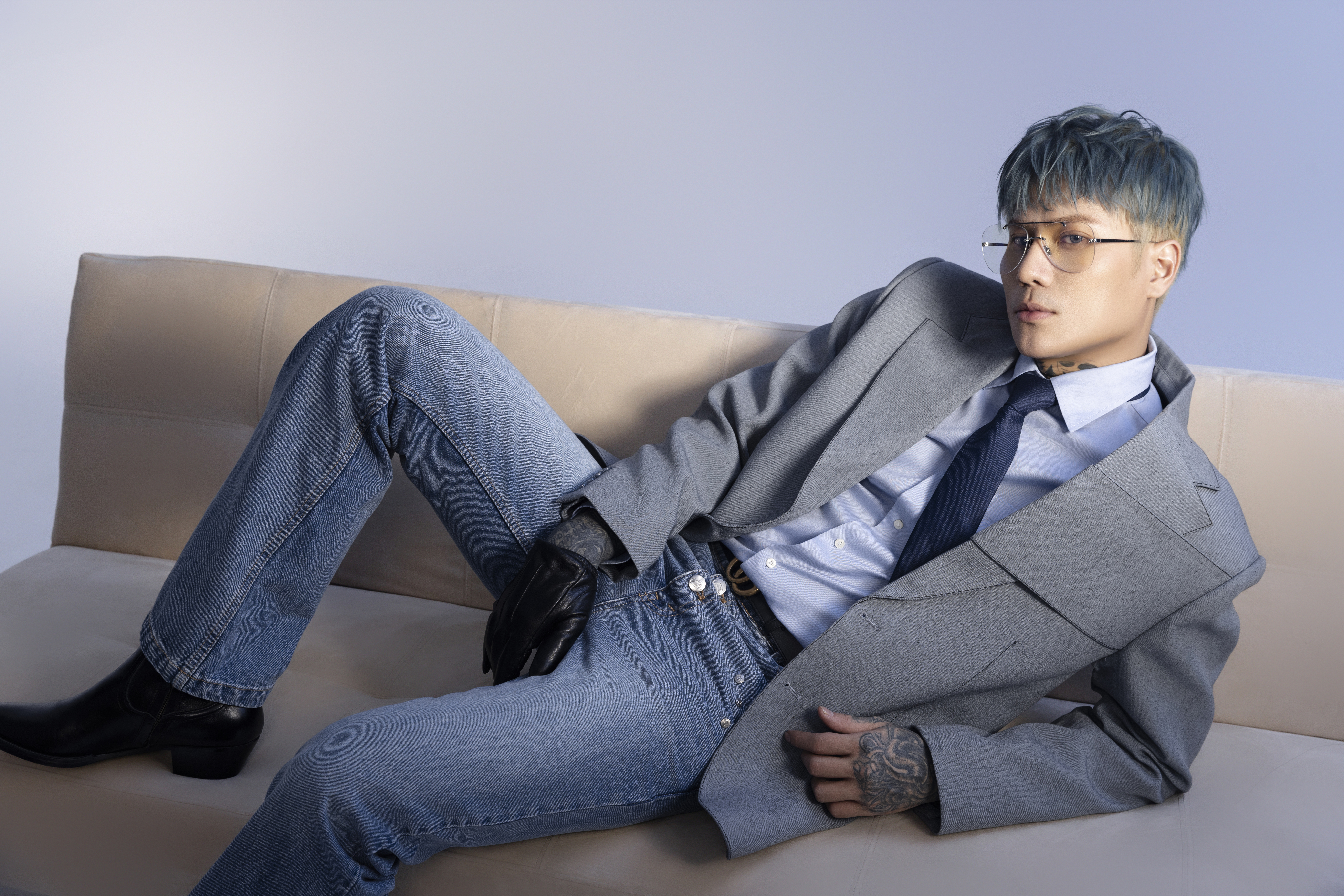 Ca nhạc sĩ Dickson trở lại với diện mạo mới