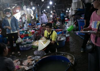 Trai đẹp Ma Ran Đô, Vĩnh Thích Ăn Ngon cặm cụi dọn chuồng dê để “mưu sinh”