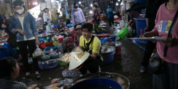 Trai đẹp Ma Ran Đô, Vĩnh Thích Ăn Ngon cặm cụi dọn chuồng dê để “mưu sinh”