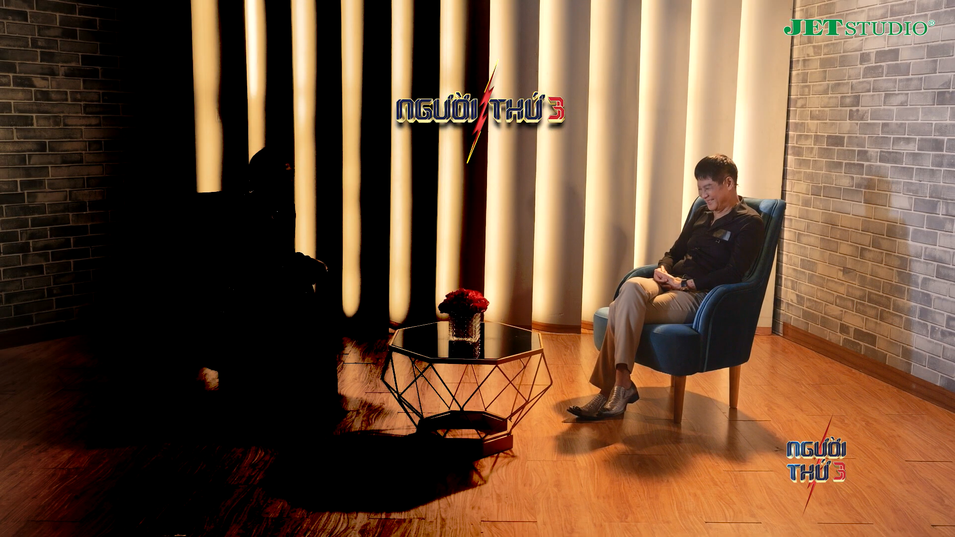 Người Thứ 3: Đạo diễn Lê Hoàng thẳng thắn tranh luận về quan điểm “yêu ngày nào hay ngày đó”