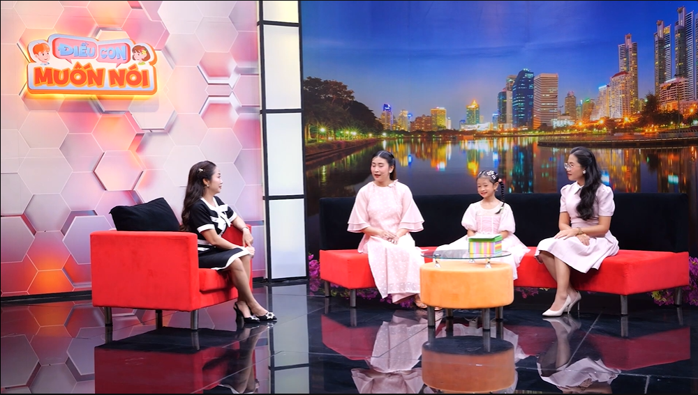 “Sốc” Với Lịch Học Xuyên Đêm Của Cô Bé 8 Tuổi: Đứng Hạng Nhì Lớp Vẫn Bật Khóc Vì Bị Mẹ Chê Chữ Xấu