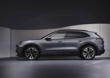 Porsche Cayenne Electric Tự Đóng Cửa Khi Đạp Phanh Và Tích Hợp Sạc Không Dây 11kW Chuẩn Tương Lai