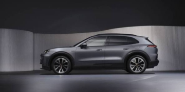 Porsche Cayenne Electric Tự Đóng Cửa Khi Đạp Phanh Và Tích Hợp Sạc Không Dây 11kW Chuẩn Tương Lai