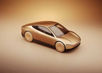 Thực Tế Gọi Xe Tự Hành Không Cần Vô Lăng Của Tesla Khi Dàn Cybercab Gắn Cổng Vệ Tinh Starlink Phủ Kín Bãi Đỗ Houston