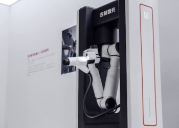 Nạp điện xe chỉ mất hơn 4 phút mà pin vẫn được AI vi xung hồi sinh sống thọ hơn 20% với trạm sạc Geely