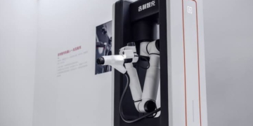 Nạp điện xe chỉ mất hơn 4 phút mà pin vẫn được AI vi xung hồi sinh sống thọ hơn 20% với trạm sạc Geely