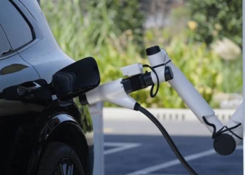Nạp điện xe chỉ mất hơn 4 phút mà pin vẫn được AI vi xung hồi sinh sống thọ hơn 20% với trạm sạc Geely