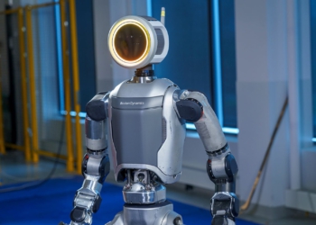 Robot hình nhân Atlas tự động làm việc trong nhà máy không cần người lái