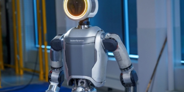 Robot hình nhân Atlas tự động làm việc trong nhà máy không cần người lái
