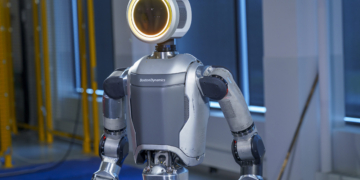 Robot Atlas mới của Boston Dynamics chính thức đi làm ca đêm, cử động siêu mượt không cần người điều khiển