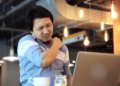 Lời Cảnh Báo: Báo Động Thoái Hóa Khớp Trẻ Hóa Ở Giới Trẻ Và Hiểm Họa Lấy Máu Xét Nghiệm Giá Rẻ