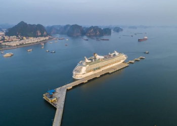 Siêu tàu biển nghìn tỷ cập cảng Bãi Cháy mở màn mùa du lịch vịnh Hạ Long thu đông cùng loạt tọa độ check-in mới toanh