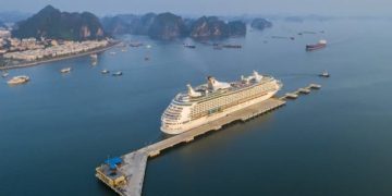 Siêu tàu biển nghìn tỷ cập cảng Bãi Cháy mở màn mùa du lịch vịnh Hạ Long thu đông cùng loạt tọa độ check-in mới toanh