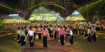Người dân Mường Lò nhường vé xem đại xòe cho du khách tạo nên mùa lễ hội mùa thu ấm áp nhất Tây Bắc
