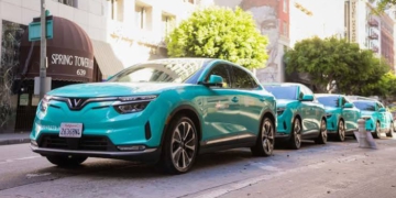 Dàn xe điện VinFast VF 8 màu xanh lục lam chính thức lăn bánh chở khách tại Los Angeles thách thức thế độc tôn của Uber và Lyft