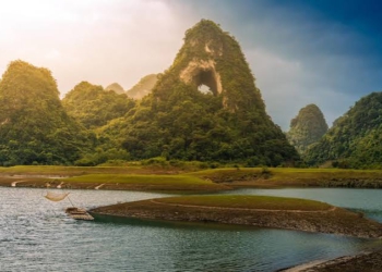 Biển đảo Cô Tô vào mùa thu đẹp ngỡ ngàng với nắng vàng mật ong và loạt combo trọn gói chỉ từ 950.000 đồng