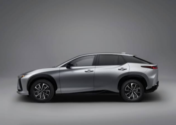 Lexus RZ 2027 gây sốt khi hạ giá khởi điểm dưới 50.000 USD sở hữu tầm vận hành 484 km và tích hợp sẵn cổng sạc siêu tốc Tesla