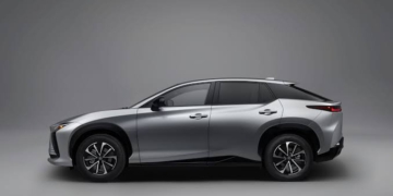 Lexus RZ 2027 gây sốt khi hạ giá khởi điểm dưới 50.000 USD sở hữu tầm vận hành 484 km và tích hợp sẵn cổng sạc siêu tốc Tesla