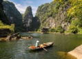 Ninh Bình tháng 10 bước vào mùa đẹp nhất với trải nghiệm chèo thuyền luồn hang Tràng An và góc check-in đỉnh rồng Hang Múa