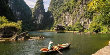 Ninh Bình tháng 10 bước vào mùa đẹp nhất với trải nghiệm chèo thuyền luồn hang Tràng An và góc check-in đỉnh rồng Hang Múa