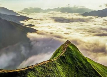 Tà Xùa chính thức vào mùa săn mây tháng 10 cuốn hút giới trẻ chinh phục sống lưng khủng long và ngắm hoàng hôn đỉnh Gió