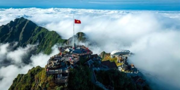 Đỉnh Fansipan mở bán tour đón bình minh 5h sáng và ăn sáng giữa biển mây bồng bềnh ở độ cao 3.000m