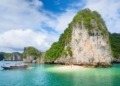 Vịnh Lan Hạ bước vào mùa thu tháng 10 biển êm như gương rủ rê hội bạn trẻ chèo kayak qua hang Sáng Tối và cắm trại làng cổ Việt Hải