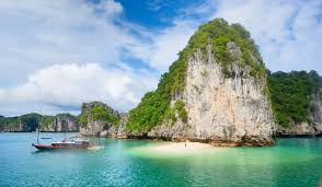 Vịnh Lan Hạ bước vào mùa thu tháng 10 biển êm như gương rủ rê hội bạn trẻ chèo kayak qua hang Sáng Tối và cắm trại làng cổ Việt Hải