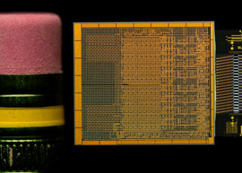 Intel OCI thương mại hóa chip photonics 4 Tbps: Dấu chấm hết cho tình trạng nghẽn băng thông cụm AI